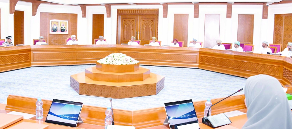 استعراض خطة تطوير النقل البري والبحري بظفار