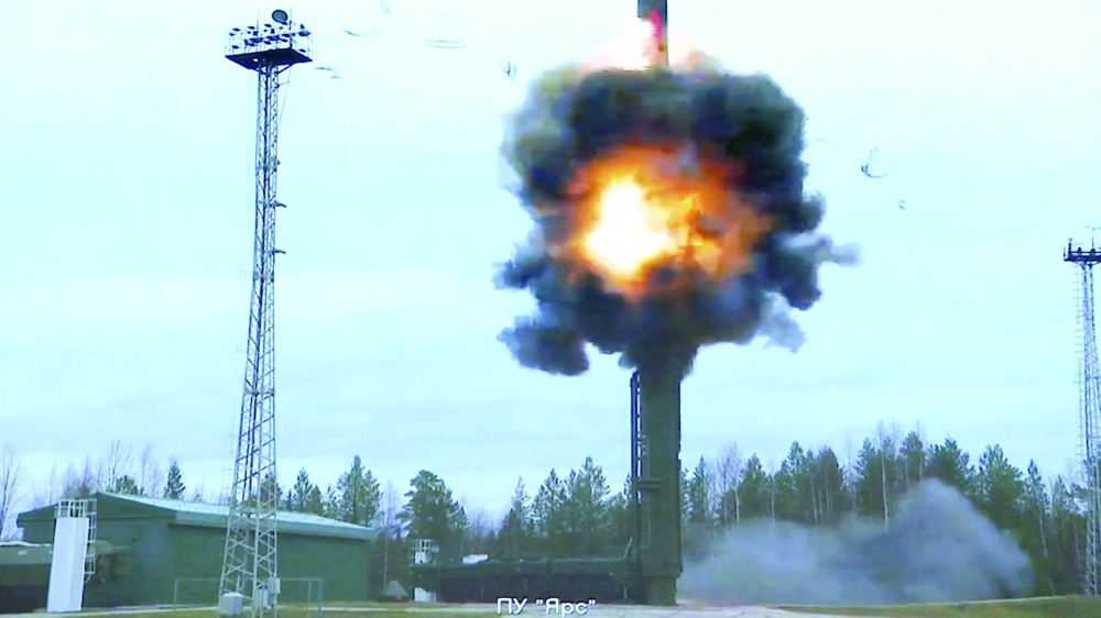 تحضيرات روسية لمعارك شرسة للسيطرة على اقليم خيرسون الاستراتيجي جنوب اوكرانيا
بوتين يشرف على تدريبات الردع النووي .. والكرملين يؤكد معلوماته بشأن “القنبلة القذرة”