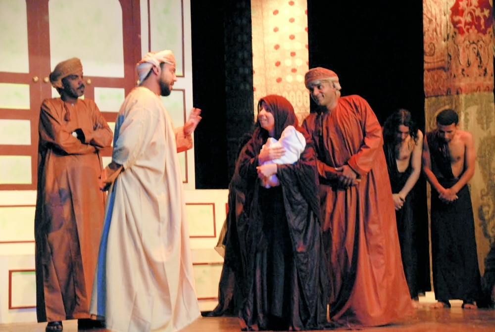 المسرح العماني يحظى بفرق فاعلة يتم تقييمها ومكافأتها ودعمها باستمرار