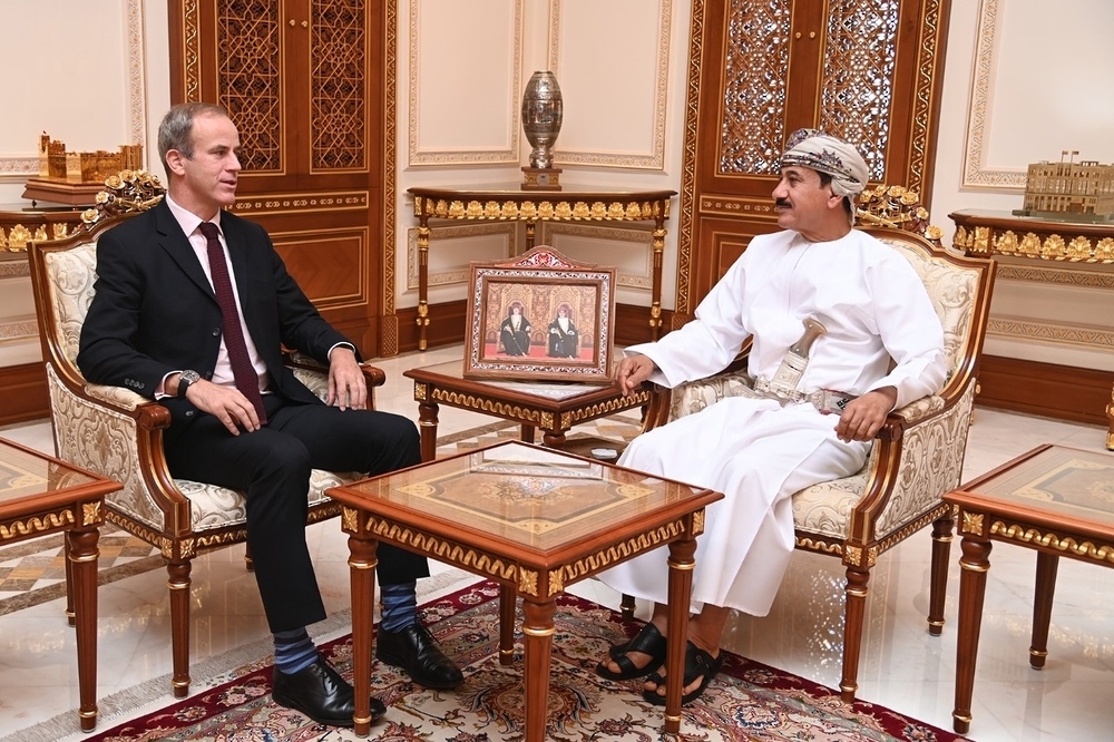 وزير المكتب السلطاني يودع سفير المملكة المتحدة