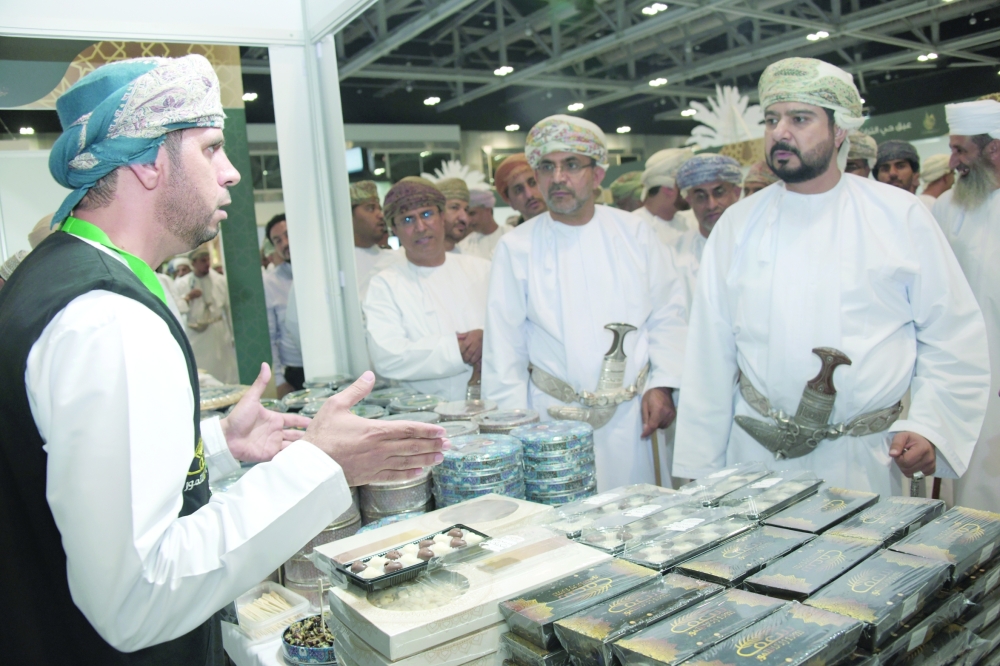 90 مشاركا يعرضون أصناف التمور العمانية ومشتقاتها بأساليب تسويقية حديثة