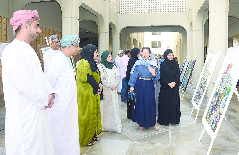 13 لوحة فنية لعالية الفارسية في معرض تشكيلي بجامعة السلطان قابوس
