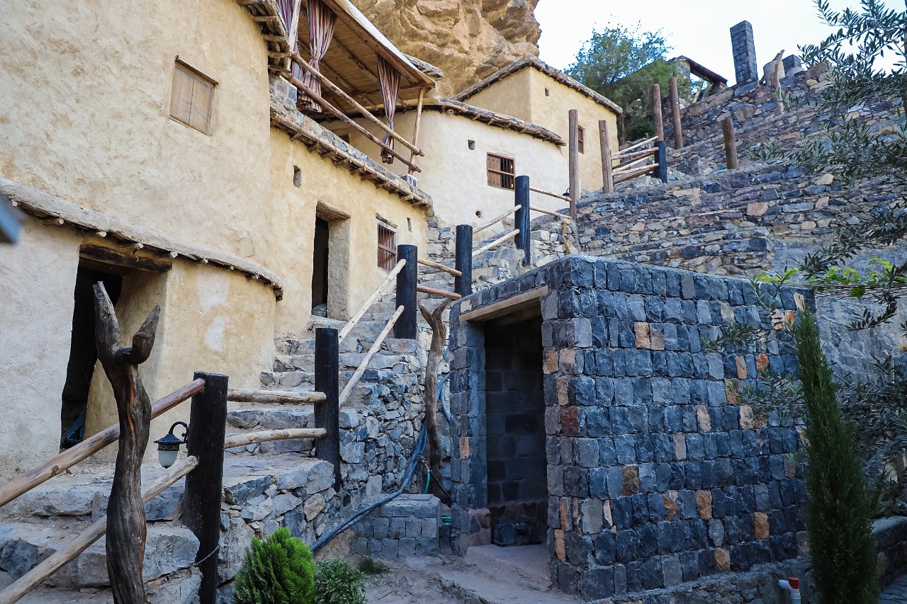 قرية السوجرة بالجبل الأخضر تعكس واقع الحياة القديمة وتشد السياح لزيارتها