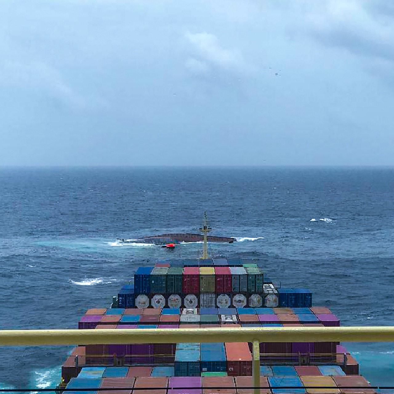 سفينة وادي بني خالد  تشارك في إنقاذ 19 شخصًا من سفينة غارقة