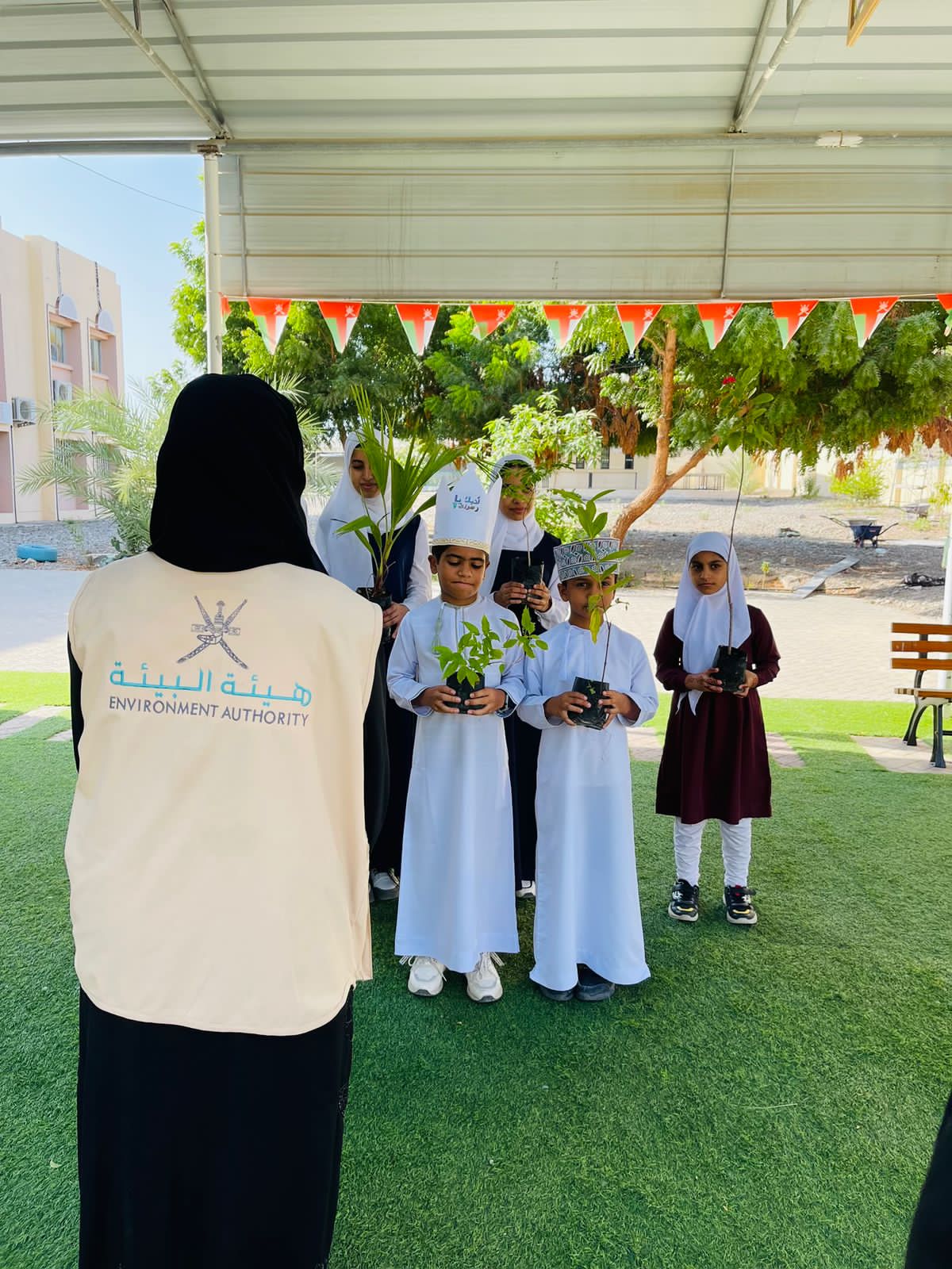 مركز البيئة بالسويق يواصل برنامجه التوعوي والإستزراعي بولايتي الخابورة والسويق