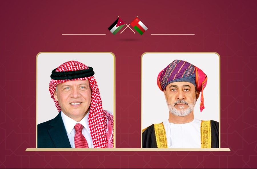 جلالة السلطان المعظم في مقدّمة مستقبلي أخيه جلالةِ الملك عبدالله الثاني ابن الحسين