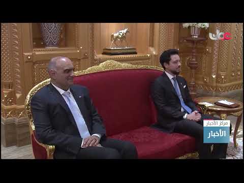 جلالة السلطان المعظم في مقدمة مستقبلي أخيه جلالة ملك المملكة الأردنية الهاشمية لدى وصوله سلطنة عمان.