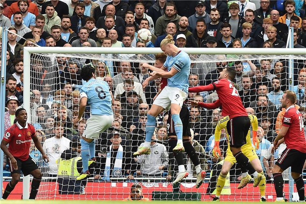 المان سيتي يفوز على المان يونايتد 6 / 3 في الدوري الإنجليزي لكرة القدم