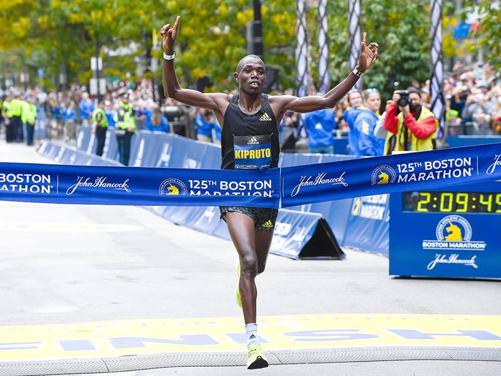 العدّاء الكيني كيبروتو يتوج بلقب ماراثون لندن