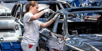 EU proposes tighter rules for last combustion engine cars