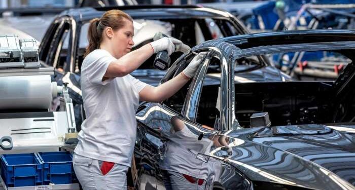 EU proposes tighter rules for last combustion engine cars