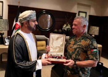 King Abdullah II awards  medal to Oman’s Ambassador