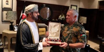 King Abdullah II awards  medal to Oman’s Ambassador