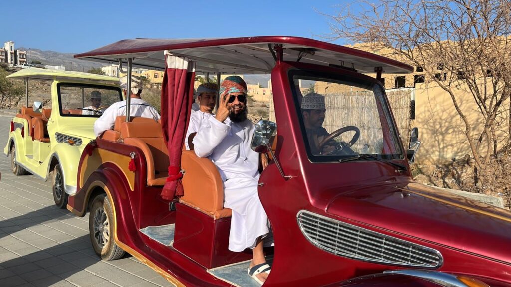 زيارة مجموعة عمان المجد إلى مكتبة الشيخ محسن بن زهران العبري الأهلية 5 1A048651 4351 4437 8593 8B0E4E700ACE