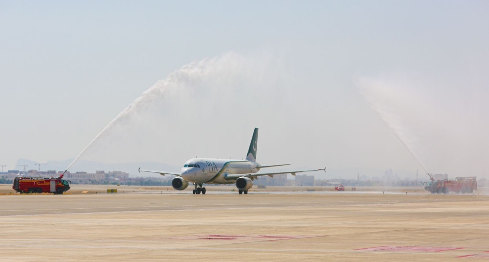 مطار صلالة يستقبل أولى الخطوط الباكستانية القادمة من سيالكوت