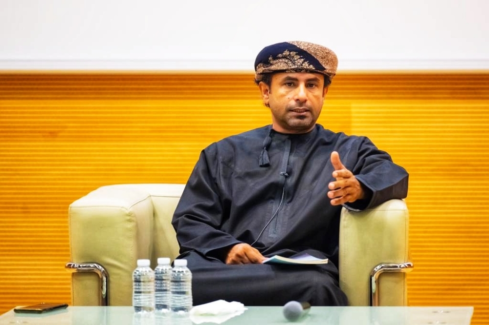 جلسة ثقافية تقرأ في كتاب «مضيق السلام» في ظفار