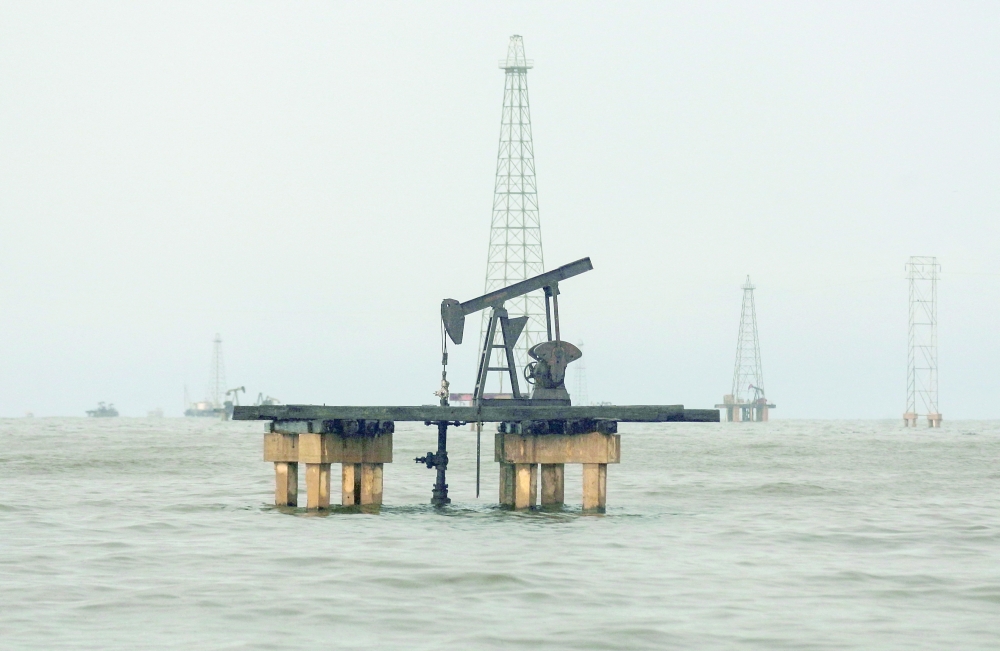 النفط يتراجع بالرغم من التفاؤل بتحسن الطلب على الطاقة