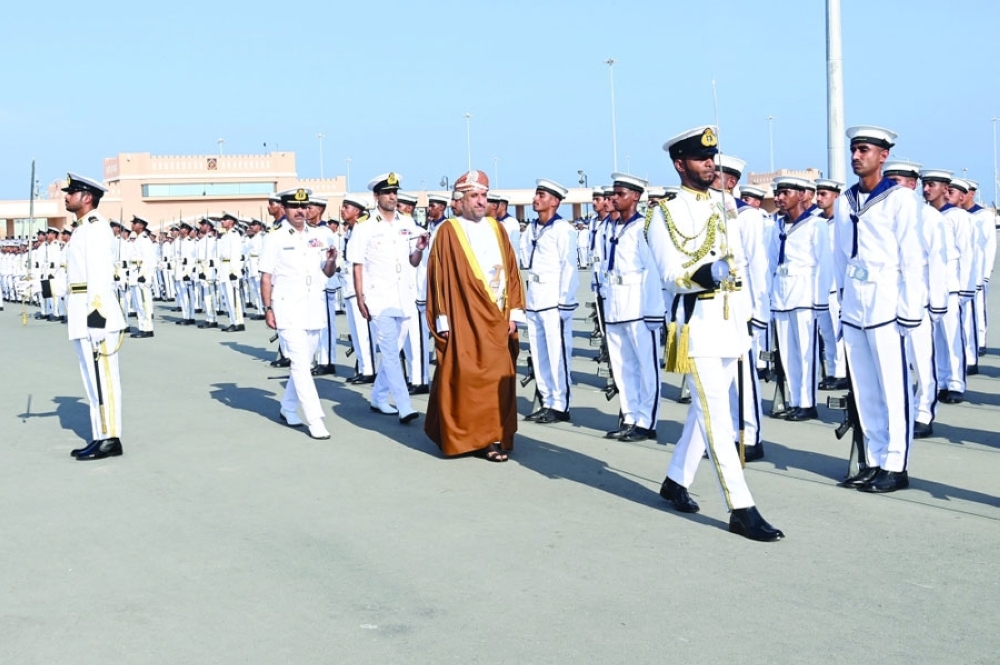 البحرية السلطانية العمانية تحتفل بيومها السنوي وتخرج دفعة من الجنود المستجدين