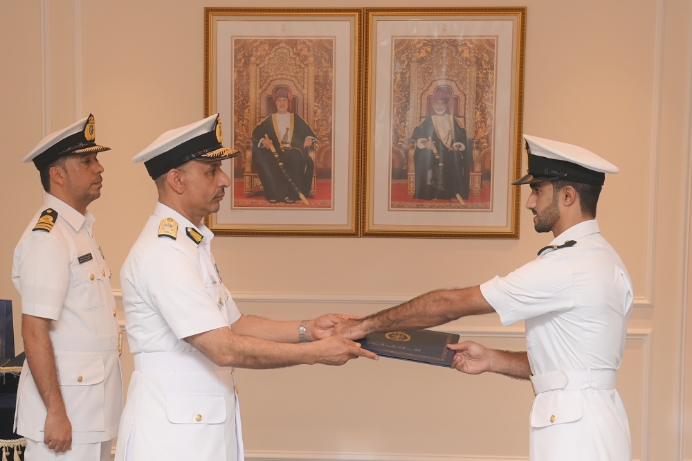 تسليم شهادة الدبلوم المتقدم لدورة الضباط التنفيذيين