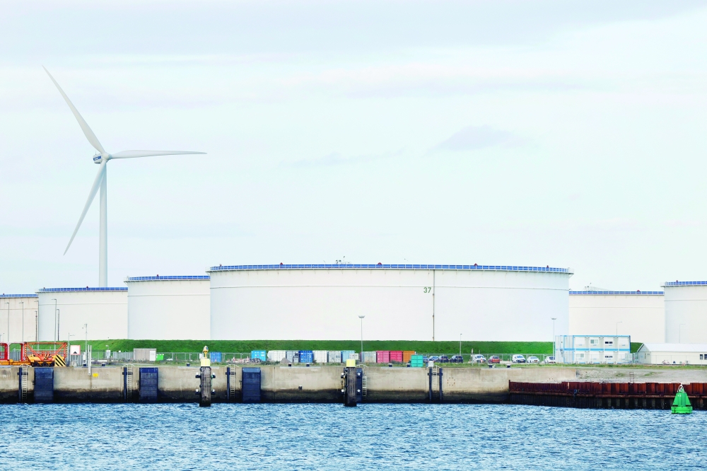 النفط يتراجع وسط مخاوف حول الطلب بعد رفع أسعار الفائدة الأمريكية