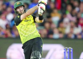 Maxwell keeps Australia in hunt