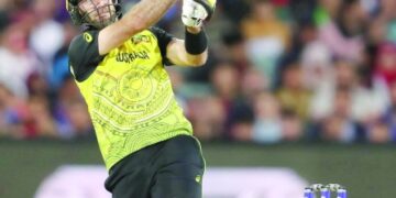 Maxwell keeps Australia in hunt