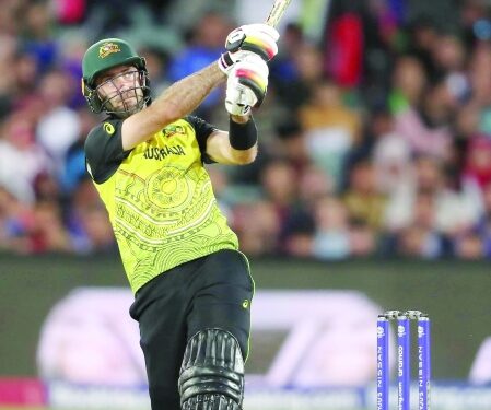 Maxwell keeps Australia in hunt