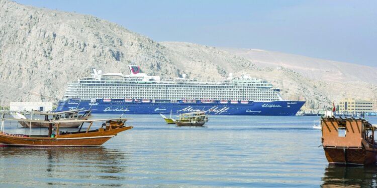 سفينة سياحية ألمانية تفتتح الموسم السياحي بخصب