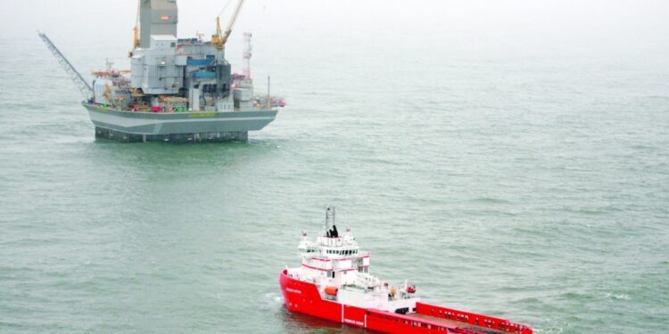 أسعار النفط ترتفع وسط مخاوف الإمدادات.. وخام عمان يصعد 2.4 دولار 1 أسعار النفط ترتفع وسط مخاوف الإمدادات.. وخام عمان يصعد 2.4 دولار