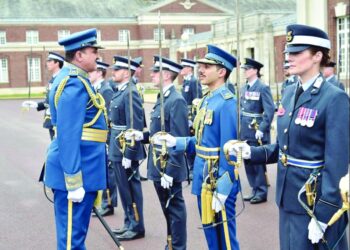 قائد سلاح الجو السلطاني يرعى تخريج الضباط المرشحين بالمملكة المتحدة