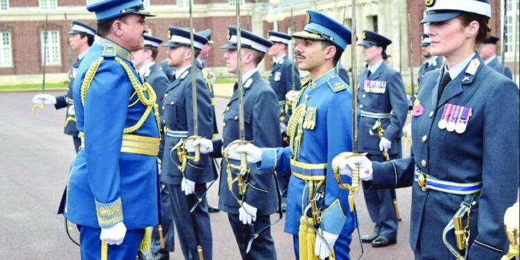 قائد سلاح الجو السلطاني يرعى تخريج الضباط المرشحين بالمملكة المتحدة