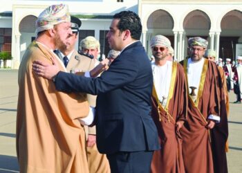 السّيد أسعد بن طارق يغادر الجزائر