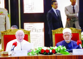 البابا يدين من البحرين سباق التسلح ودفع العالم إلى “الهاوية”