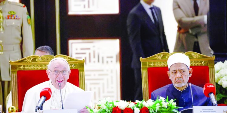 البابا يدين من البحرين سباق التسلح ودفع العالم إلى “الهاوية”