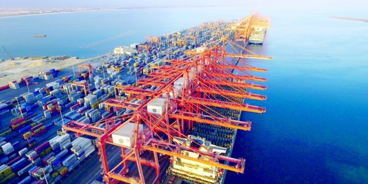 تأجير 10 رافعات في ميناء صلالة ابتداء من الربع الأول لعام 2025