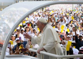 Pope thrills small Gulf Catholic community with big Mass