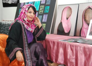 فرَّت من الحرب في اليمن إلى الفن التشكيلي: آمنة النصيري: لا أريد حبس لوحاتي في المعارض