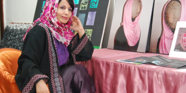 فرَّت من الحرب في اليمن إلى الفن التشكيلي: آمنة النصيري: لا أريد حبس لوحاتي في المعارض