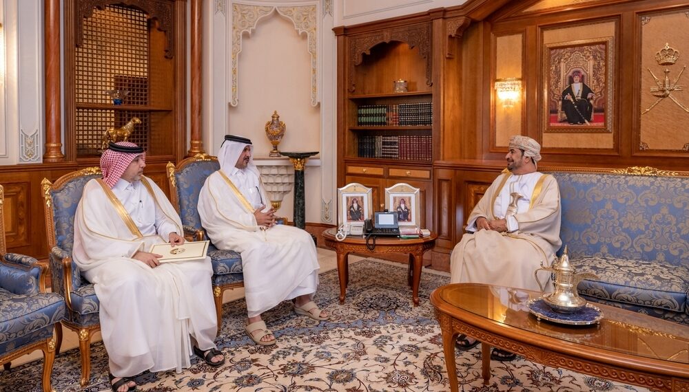 وزير ديوان البلاط السُّلطاني يستقبل سفير دولة قطر