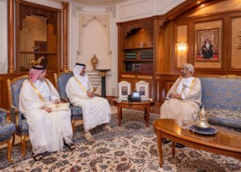 وزير ديوان البلاط السُّلطاني يستقبل سفير دولة قطر