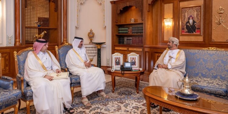 وزير ديوان البلاط السُّلطاني يستقبل سفير دولة قطر