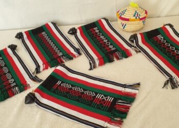 طاهرة الدرعية تبدع في الصناعة النسيجية وتحافظ على الهوية العمانية في أعمالها