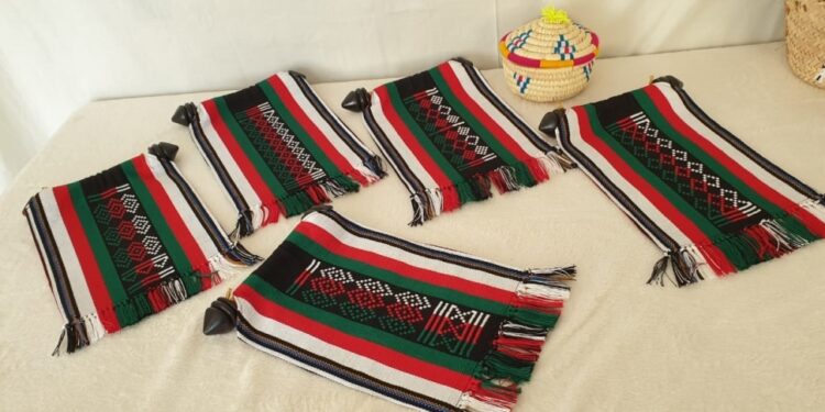 طاهرة الدرعية تبدع في الصناعة النسيجية وتحافظ على الهوية العمانية في أعمالها