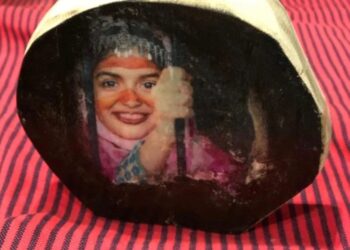 زينب السنانية تسعى للتوسع في أعمال النحت على الأخشاب والرخام