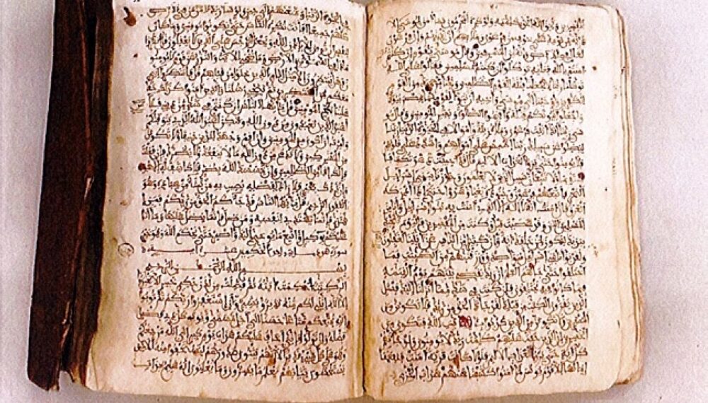 مخطوطات عربيّة وإسلامية نادرة في معرض الشارقة الدولي للكتاب 1 مخطوطات عربيّة وإسلامية نادرة في معرض الشارقة الدولي للكتاب