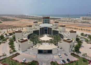 خبراء اقتصاديون لعمان :  أهمية الاستمرار في التحفيز الاقنصادي وخفض الدين وتفعيل القطاعات الواعدة في التنويع
رفع الموازنة الانمائية وزيادة مخصصات التدريب والتأهيل ودعم المؤسسات الصغيرة والمتوسطة