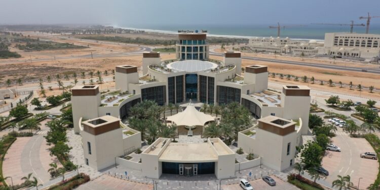 خبراء اقتصاديون لعمان : أهمية الاستمرار في التحفيز الاقنصادي وخفض الدين وتفعيل القطاعات الواعدة في التنويع رفع الموازنة الانمائية وزيادة مخصصات التدريب والتأهيل ودعم المؤسسات الصغيرة والمتوسطة 1 خبراء اقتصاديون لعمان : أهمية الاستمرار في التحفيز الاقنصادي وخفض الدين وتفعيل القطاعات الواعدة في التنويع
رفع الموازنة الانمائية وزيادة مخصصات التدريب والتأهيل ودعم المؤسسات الصغيرة والمتوسطة