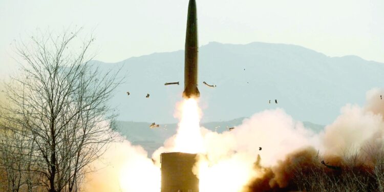 بعد "سلسلة قياسيّة" من عمليّات الإطلاق الصاروخيّة
بيونج يانج تتوعد برد "ساحق" على المناورات الأمريكية-الكورية الجنوبية 1 بعد “سلسلة قياسيّة” من عمليّات الإطلاق الصاروخيّة
بيونج يانج تتوعد برد “ساحق” على المناورات الأمريكية-الكورية الجنوبية