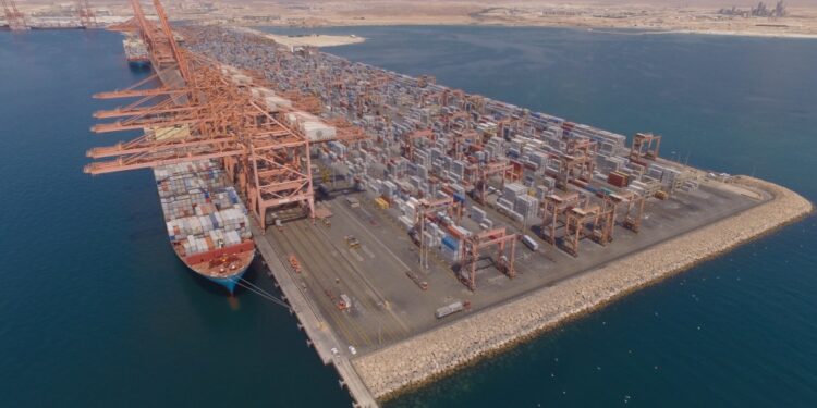 ميناء صلالة بيئة مشجّعة للاستثمار وموقع استراتيجي يتوسط الأسواق التجارية العالمية