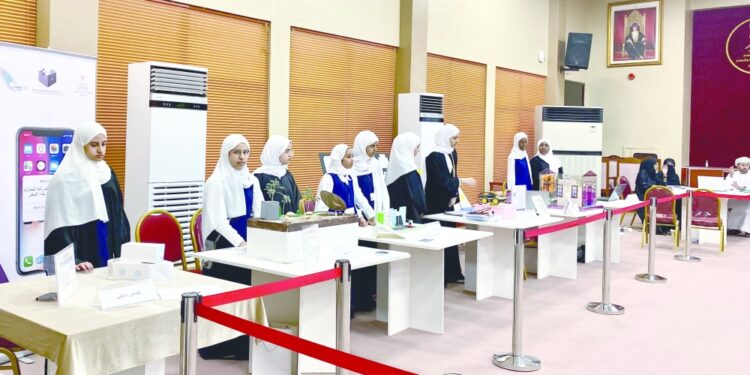 تقييم المشروعات الطلابية ضمن معرض الابتكارات بظفار